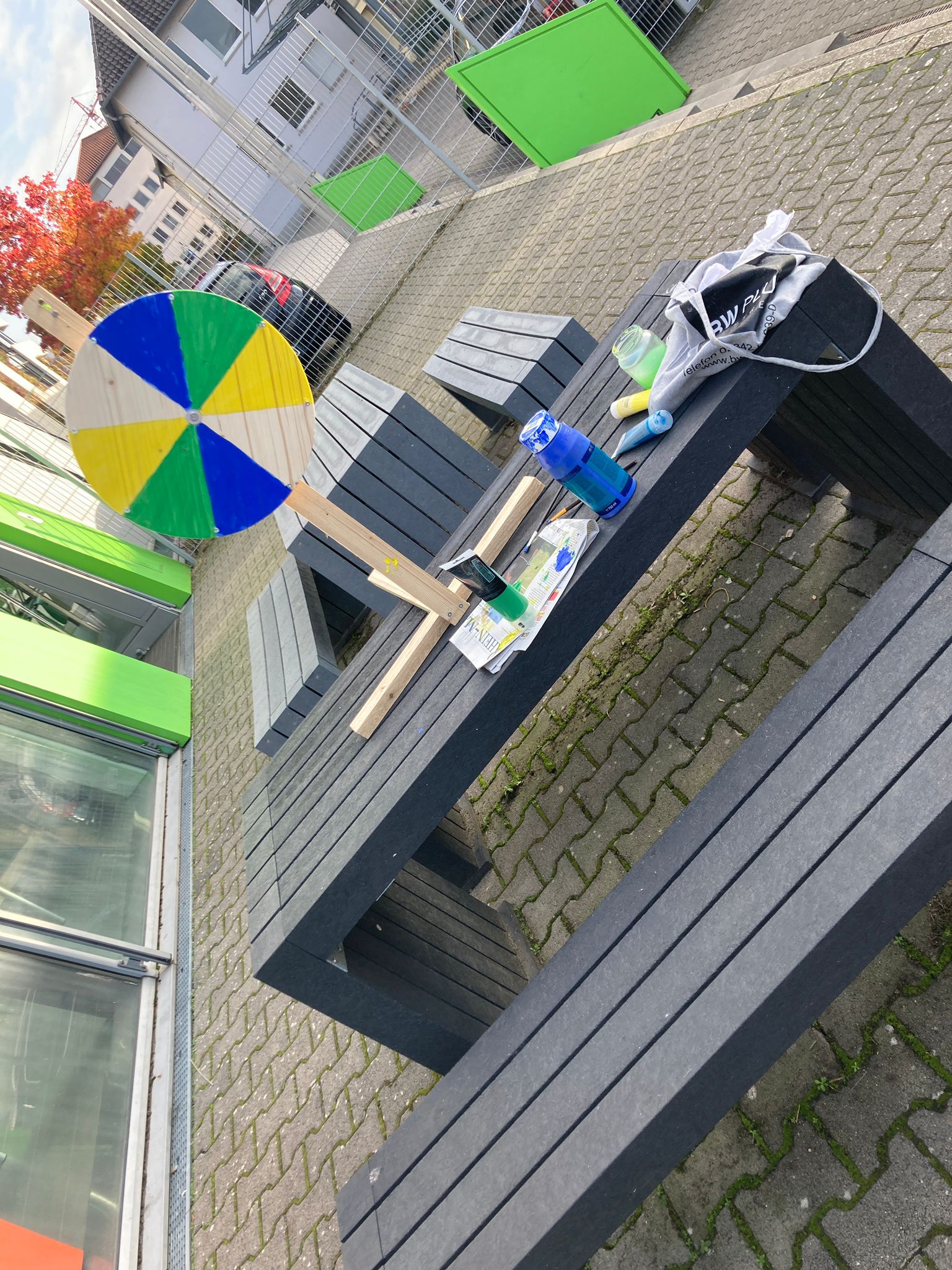 Wir bemalen unser Glücksrad.